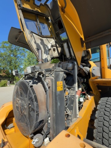 1529714-26 Wheel loader with quick hitch - Volvo L60G - 2014