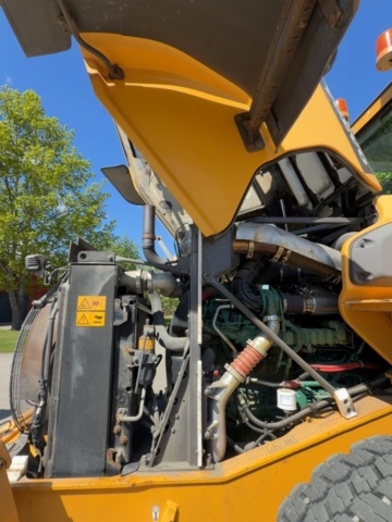 1529714-27 Wheel loader with quick hitch - Volvo L60G - 2014