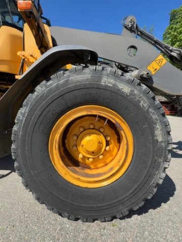 1529714-33 Wheel loader with quick hitch - Volvo L60G - 2014