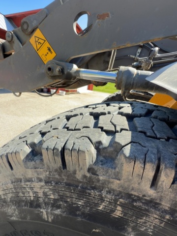 1529714-38 Wheel loader with quick hitch - Volvo L60G - 2014