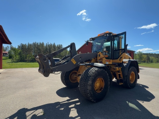 1529714-3 Wheel loader with quick hitch - Volvo L60G - 2014