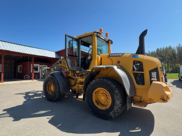 1529714-5 Wheel loader with quick hitch - Volvo L60G - 2014