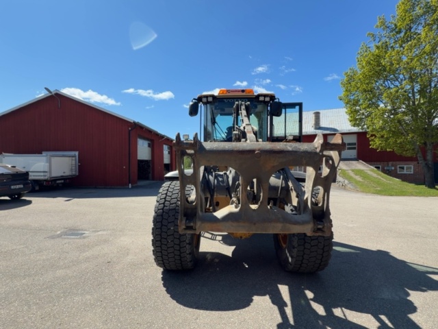 1529714-17 Wheel loader with quick hitch - Volvo L60G - 2014
