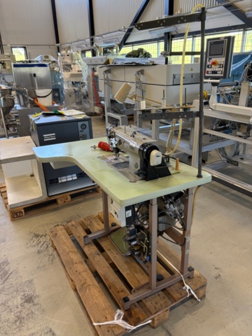 1471450-2 Industrisymaskin med bord - Pfaff