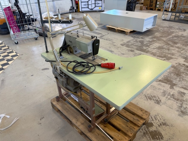 1471450-7 Industrisymaskin med bord - Pfaff