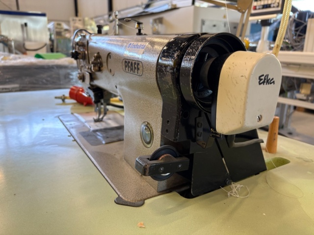 1471450-3 Industrisymaskin med bord - Pfaff
