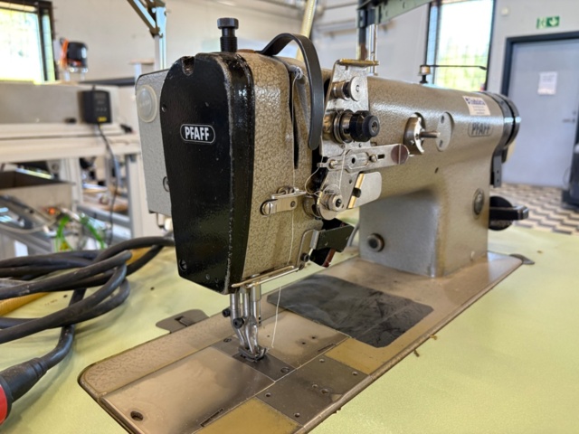 1471450-4 Industrisymaskin med bord - Pfaff