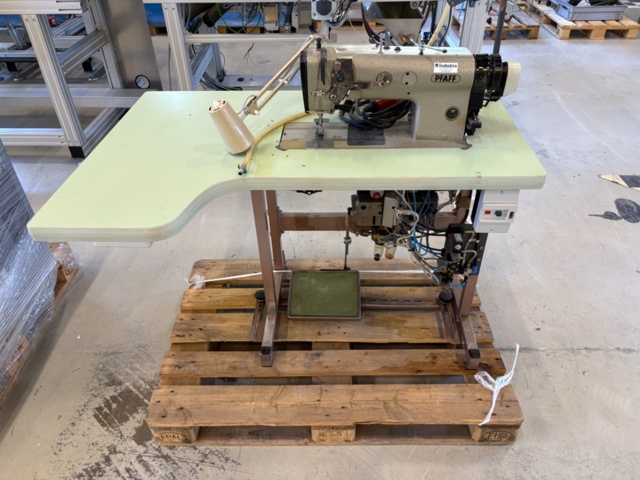 1471450-6 Industrisymaskin med bord - Pfaff