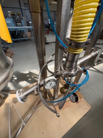 1471463-12 Powder container with pump – Graco