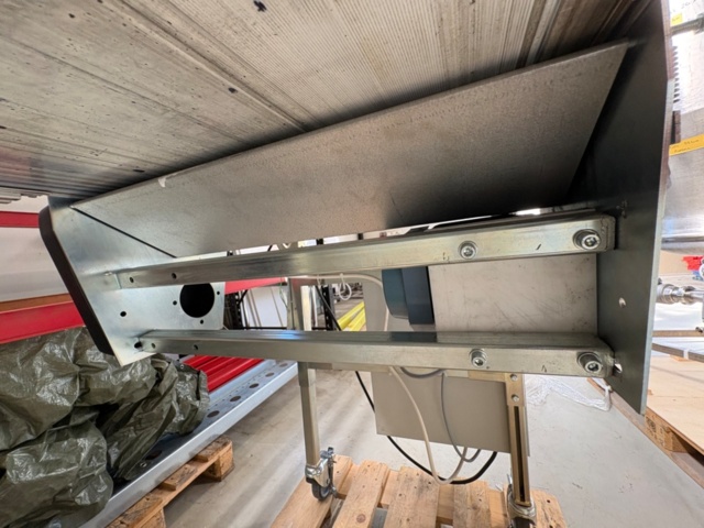 1471464-9 Conveyor belt with guide rails - ENP Industrisystem AB - 2012
