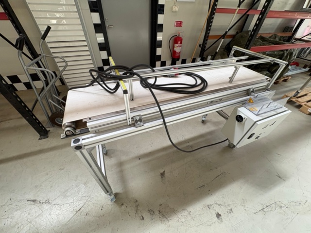 1471465-2 Conveyor belt with guide rails and electrical cabinet