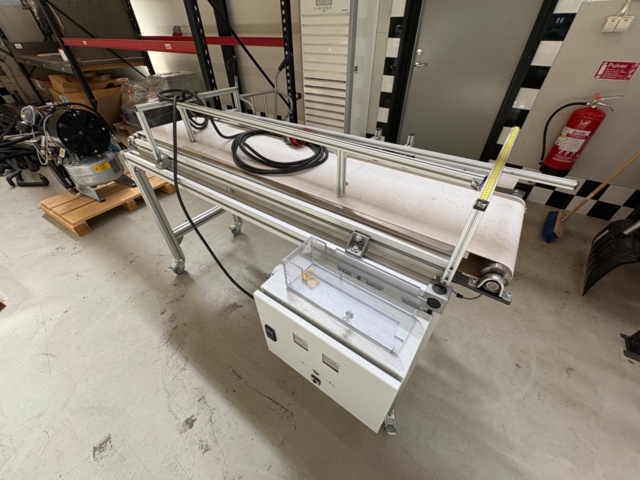 1471465-6 Conveyor belt with guide rails and electrical cabinet