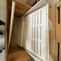1471474-4 Delar av receptionsdisk med tillbehör samt IKEA bord LACK