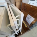 1471474-5 Delar av receptionsdisk med tillbehör samt IKEA bord LACK