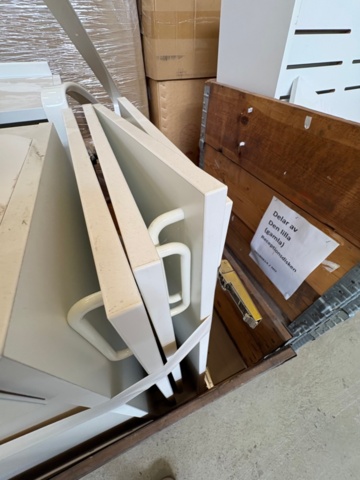 1471474-5 Delar av receptionsdisk med tillbehör samt IKEA bord LACK