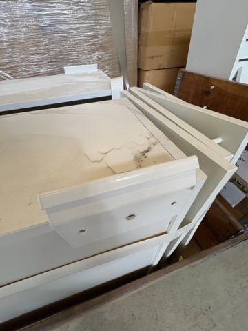 1471474-6 Delar av receptionsdisk med tillbehör samt IKEA bord LACK