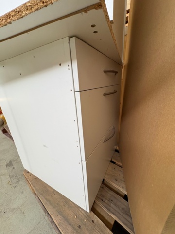 1471474-7 Delar av receptionsdisk med tillbehör samt IKEA bord LACK