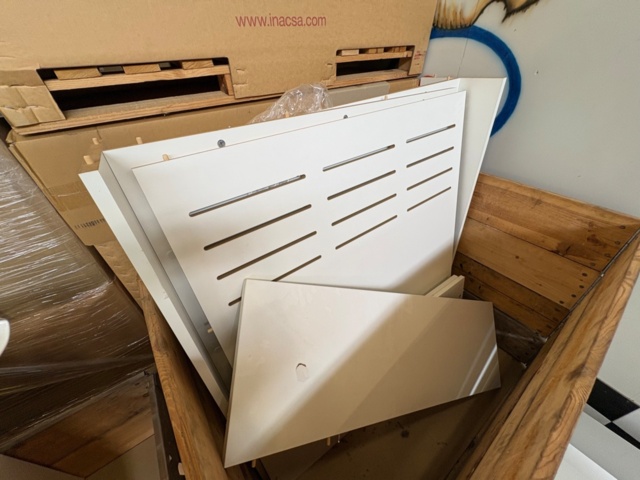 1471474-3 Delar av receptionsdisk med tillbehör samt IKEA bord LACK