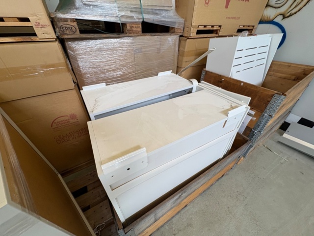 1471474-2 Delar av receptionsdisk med tillbehör samt IKEA bord LACK