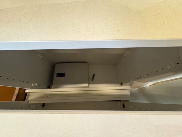 1471474-10 Delar av receptionsdisk med tillbehör samt IKEA bord LACK