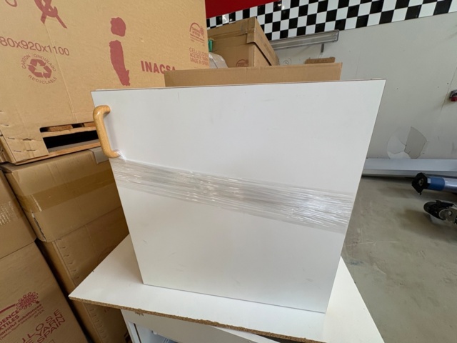 1471474-11 Delar av receptionsdisk med tillbehör samt IKEA bord LACK