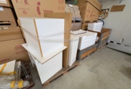 1471474 Delar av receptionsdisk med tillbehör samt IKEA bord LACK