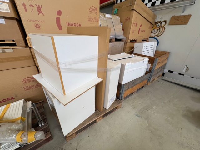 1471474-1 Delar av receptionsdisk med tillbehör samt IKEA bord LACK