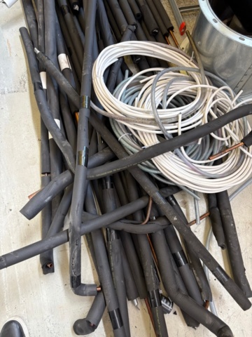 1471475-4 Copper pipes and insulated pipe fittings with accessories