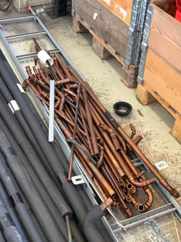 1471475-2 Copper pipes and insulated pipe fittings with accessories
