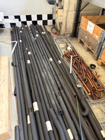 1471475-3 Copper pipes and insulated pipe fittings with accessories