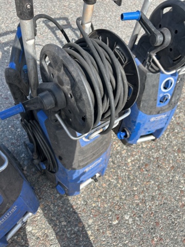 1504190-15 High-pressure cleaners and a degreasing distributor