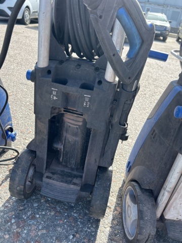 1504190-17 High-pressure cleaners and a degreasing distributor