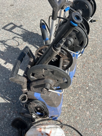 1504190-20 High-pressure cleaners and a degreasing distributor
