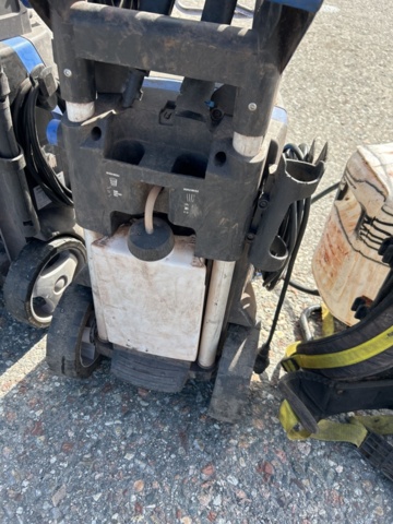 1504190-21 High-pressure cleaners and a degreasing distributor