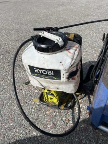 1504190-24 High-pressure cleaners and a degreasing distributor