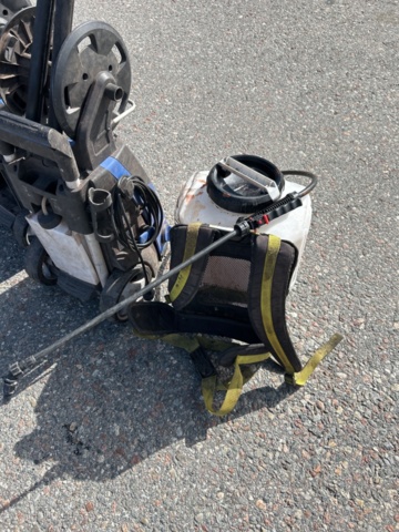 1504190-25 High-pressure cleaners and a degreasing distributor