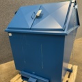 1251435-5 Tippcontainer PILE Med lock, 1100 liter, blå