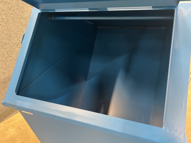 1251437-6 Tippcontainer PILE Med lock, 600 liter, blå
