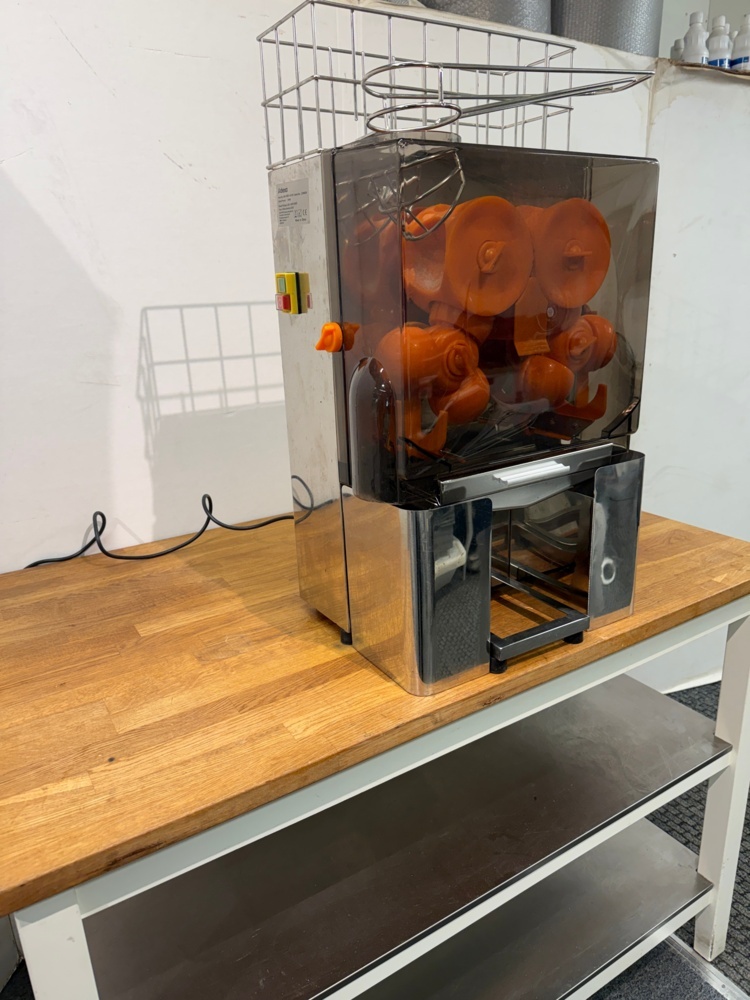 1352437-1 Electric orange juicer