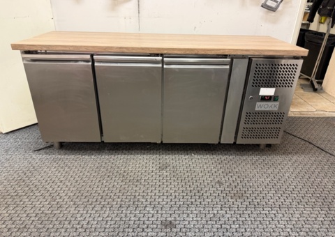 Refrigerated counter with 3 cabinets, approx. 180 x 65 x90 cm