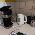 1485315-1 Diverse köksutensilier - Kaffekokare, tallrikar, m.m.