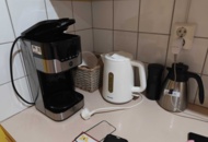 1485315 Diverse köksutensilier - Kaffekokare, tallrikar, m.m.