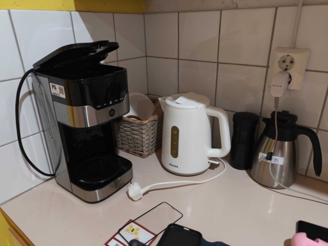 1485315-1 Diverse köksutensilier - Kaffekokare, tallrikar, m.m.