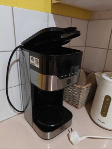 1485315-2 Diverse köksutensilier - Kaffekokare, tallrikar, m.m.