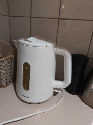 1485315-3 Diverse köksutensilier - Kaffekokare, tallrikar, m.m.