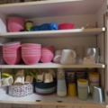 1485315-4 Diverse köksutensilier - Kaffekokare, tallrikar, m.m.