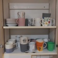 1485315-7 Diverse köksutensilier - Kaffekokare, tallrikar, m.m.