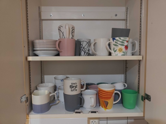 1485315-7 Diverse köksutensilier - Kaffekokare, tallrikar, m.m.