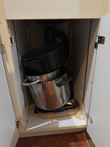 1485315-12 Diverse köksutensilier - Kaffekokare, tallrikar, m.m.
