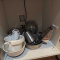 1485315-17 Diverse köksutensilier - Kaffekokare, tallrikar, m.m.